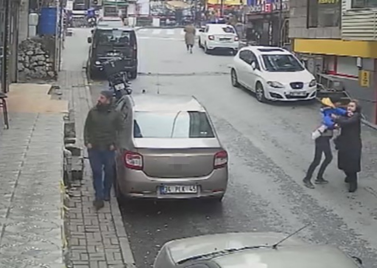 Eski eşine sokak ortasında bıçakla saldırdı: Kadını ölümden montu kurtardı! O anlar güvenlik kamerasına yansıdı
