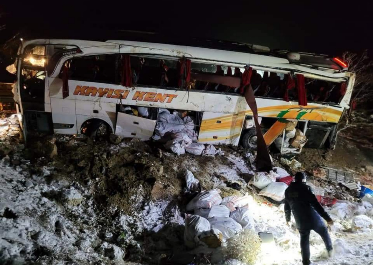 Kayseri'de feci kaza! Yolcu otobüsü şarampole devrildi: Çok sayıda ölü ve yaralılar var
