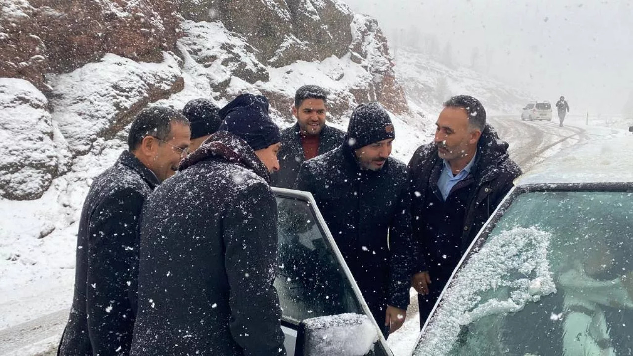 AK Parti heyeti, vali ve belediye başkanının zor anları! Vatandaşlar yardımcı oldu...