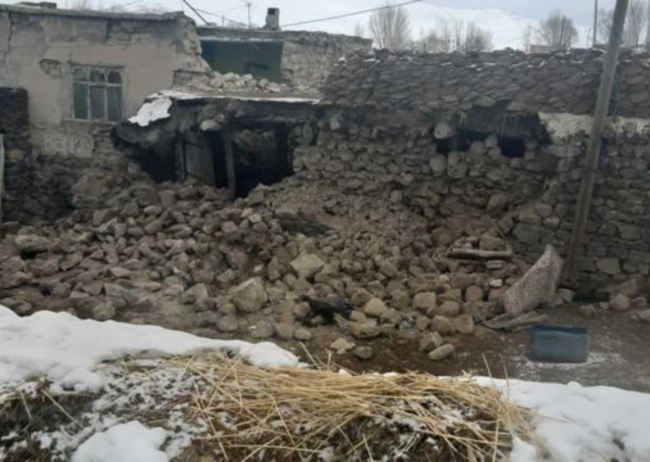 Tahran yönetimi Hoy’daki depremzedelere gönderilen yardımı engelledi!