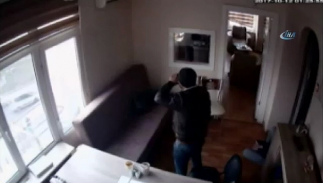 Hem çay içtiler hem gasp ettiler!
