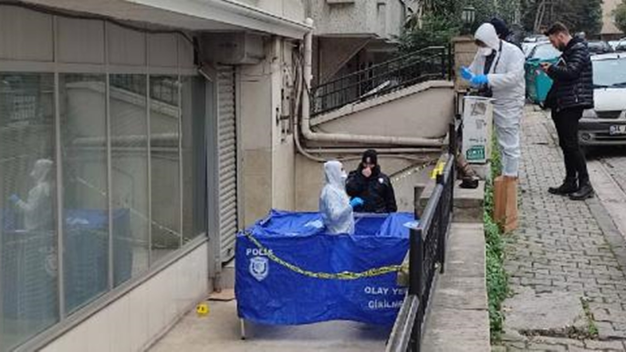 Vicdansız anne yeni doğan bebeğini gözünü bile kırpmadan poşete koyup pencereden aşağı attı!