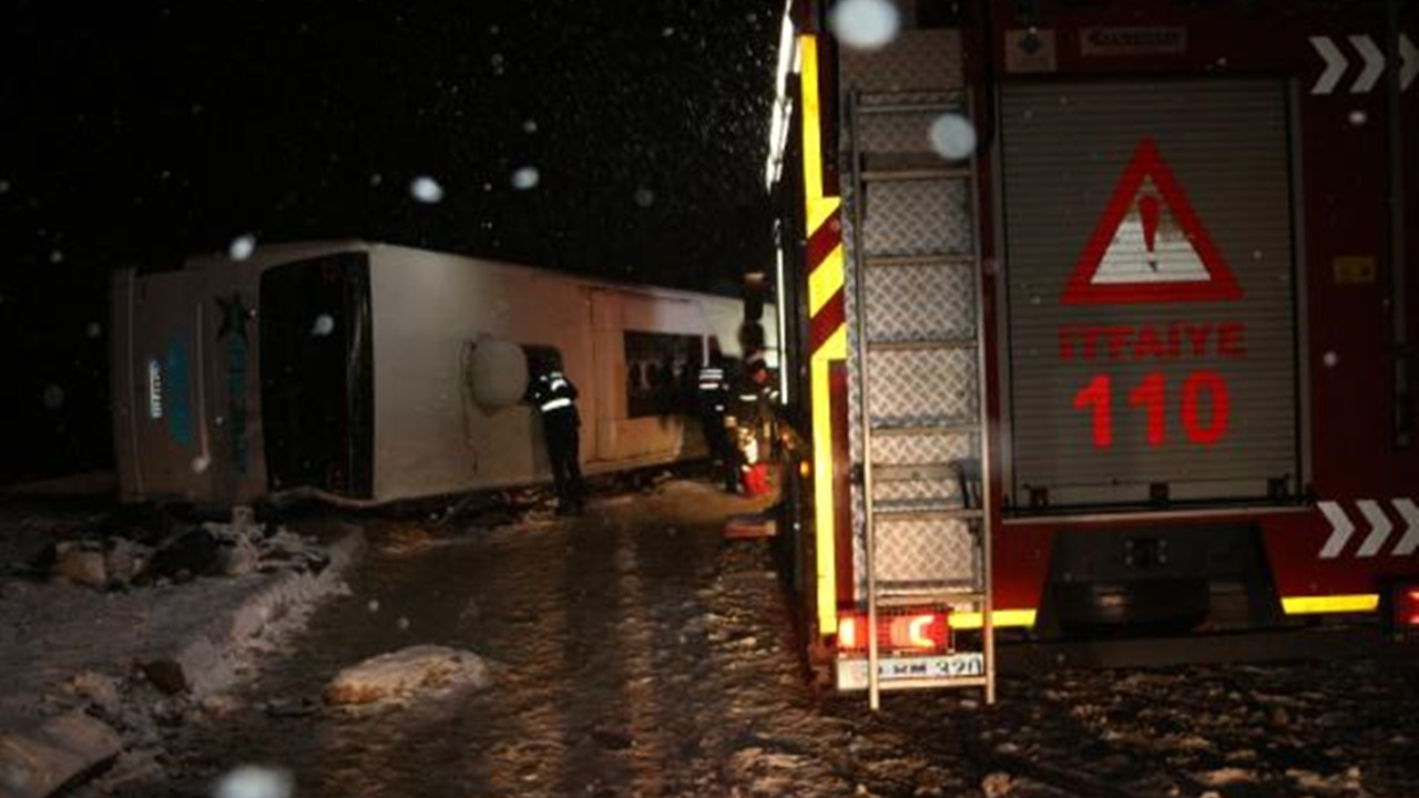 Feci kaza! Yolcu otobüsü devrildi: 1 ölü, 15 yaralı