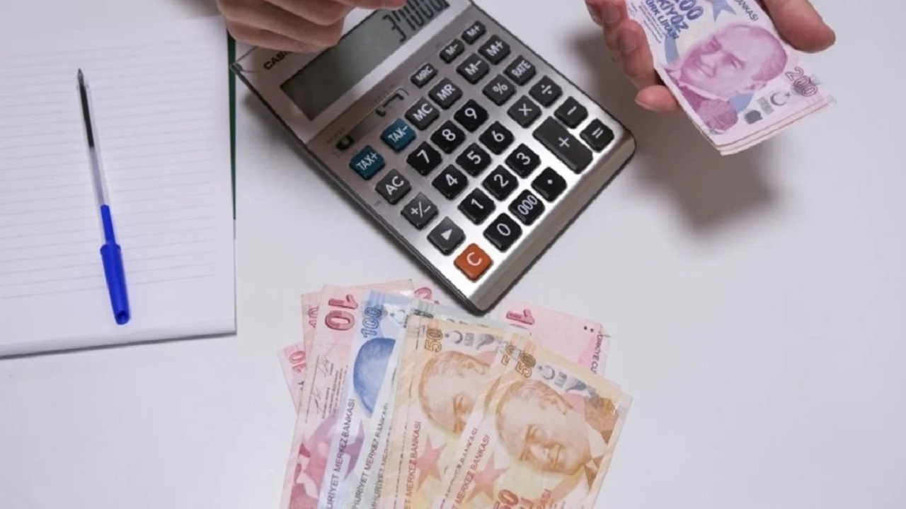 Emekli maaşlarına 1.300 TL'lik yeni bir zam daha gündemde! Emekli maaşında artışa neden olacak yeni düzenleme merak ediliyor!