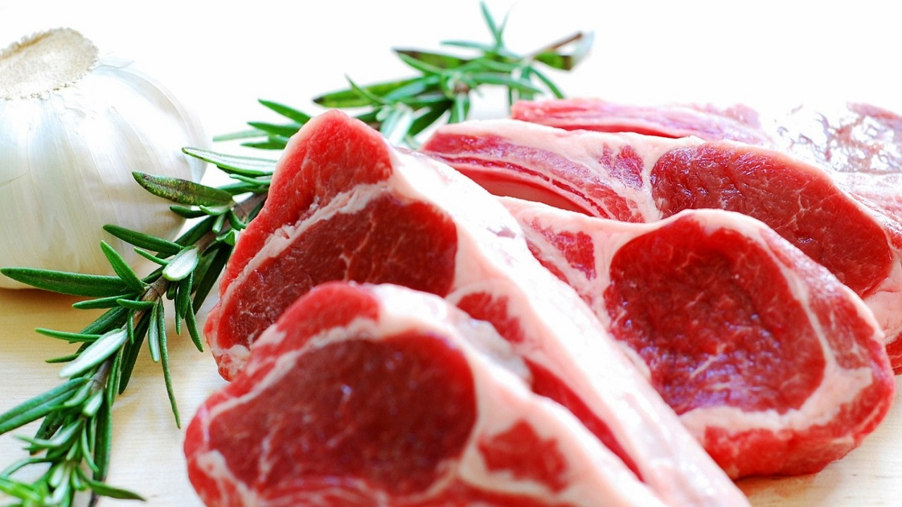 O marketten yeni indirim hamlesi herkesi sevindirdi! Et ürünleri neredeyse yarı fiyatına düştü…