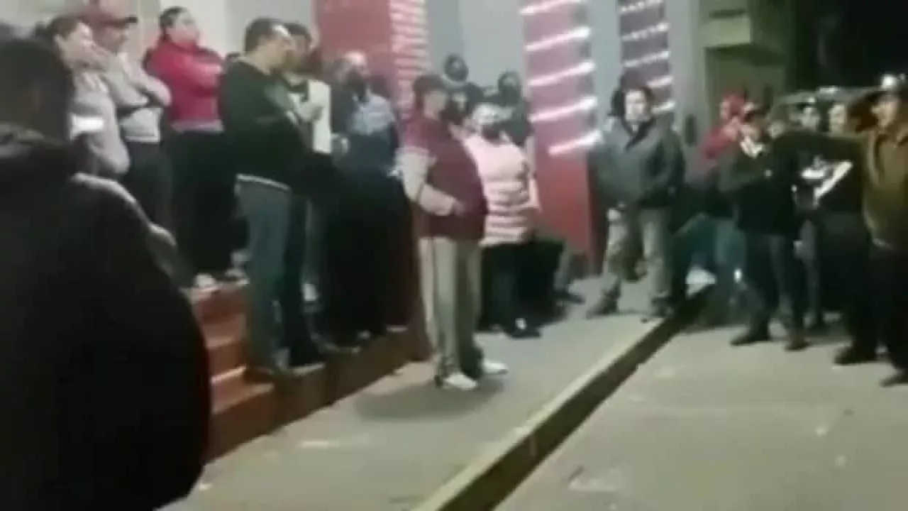 Orman yangını sonrası Meksika savaş alanına döndü! Protestocular belediye başkanını kaçırdı...