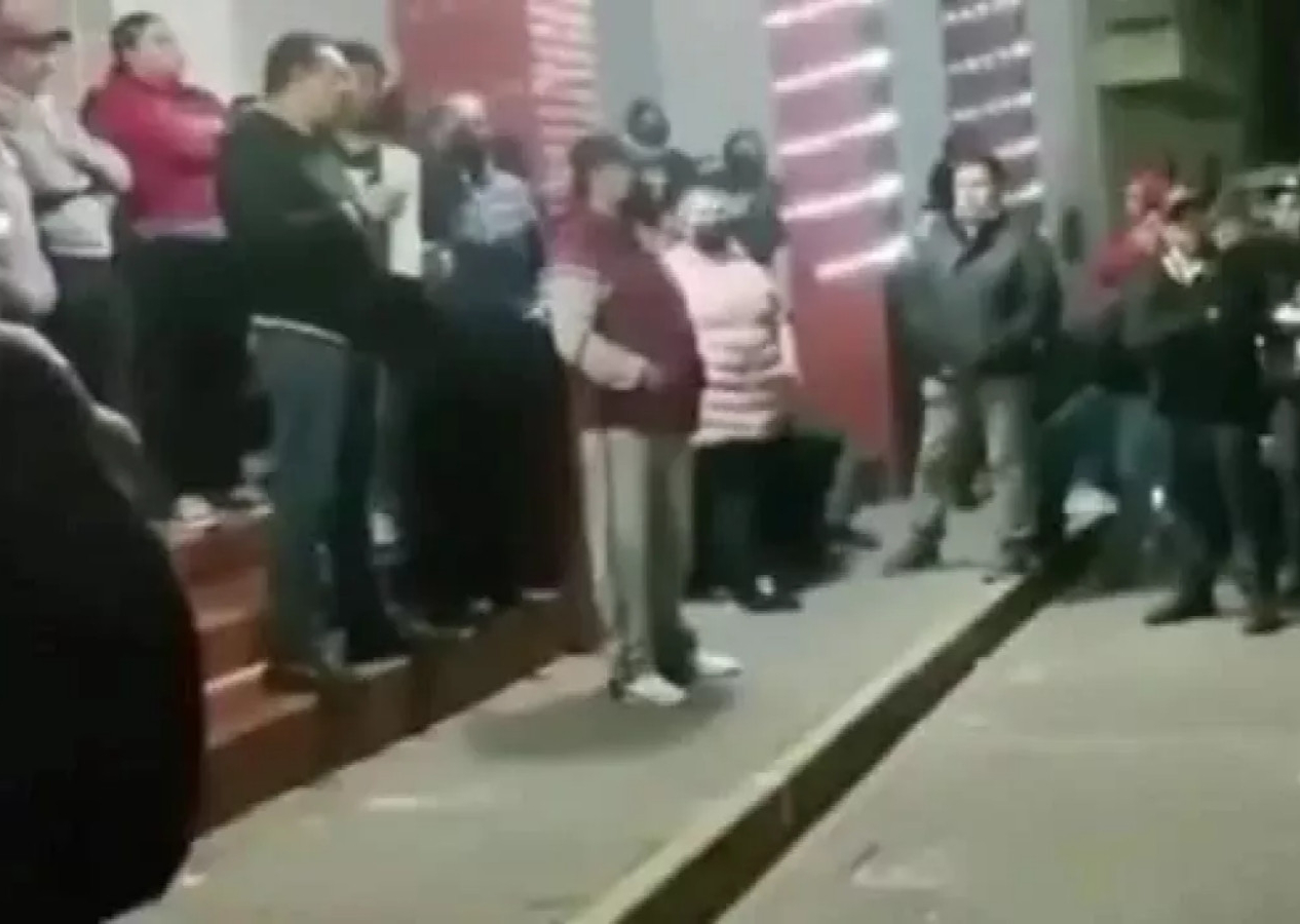 Orman yangını sonrası Meksika savaş alanına döndü! Protestocular belediye başkanını kaçırdı...