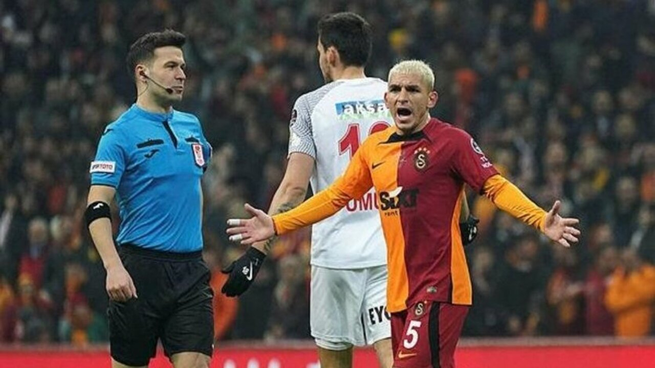 Galatasaray - Ümraniyespor maçında golden önce penaltı itirazı!
