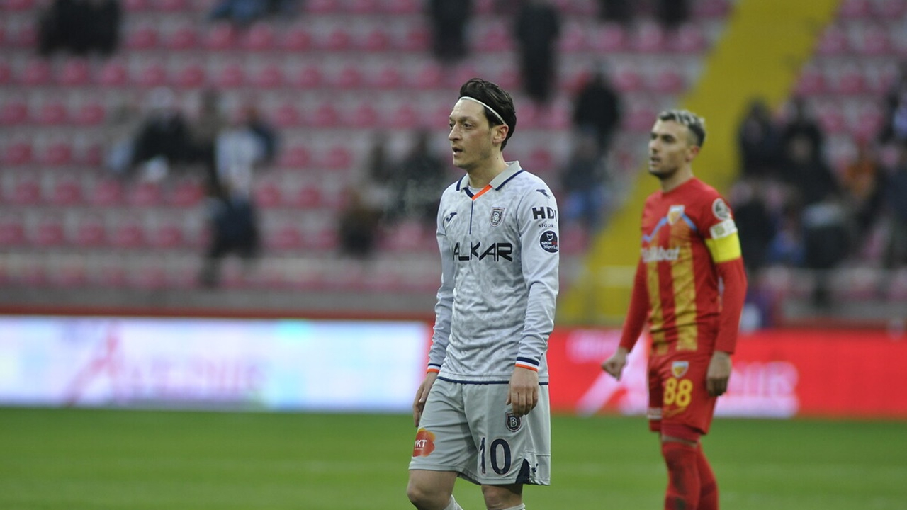 Mesut Özil, futbol kariyerine nokta koymaya hazırlanıyor