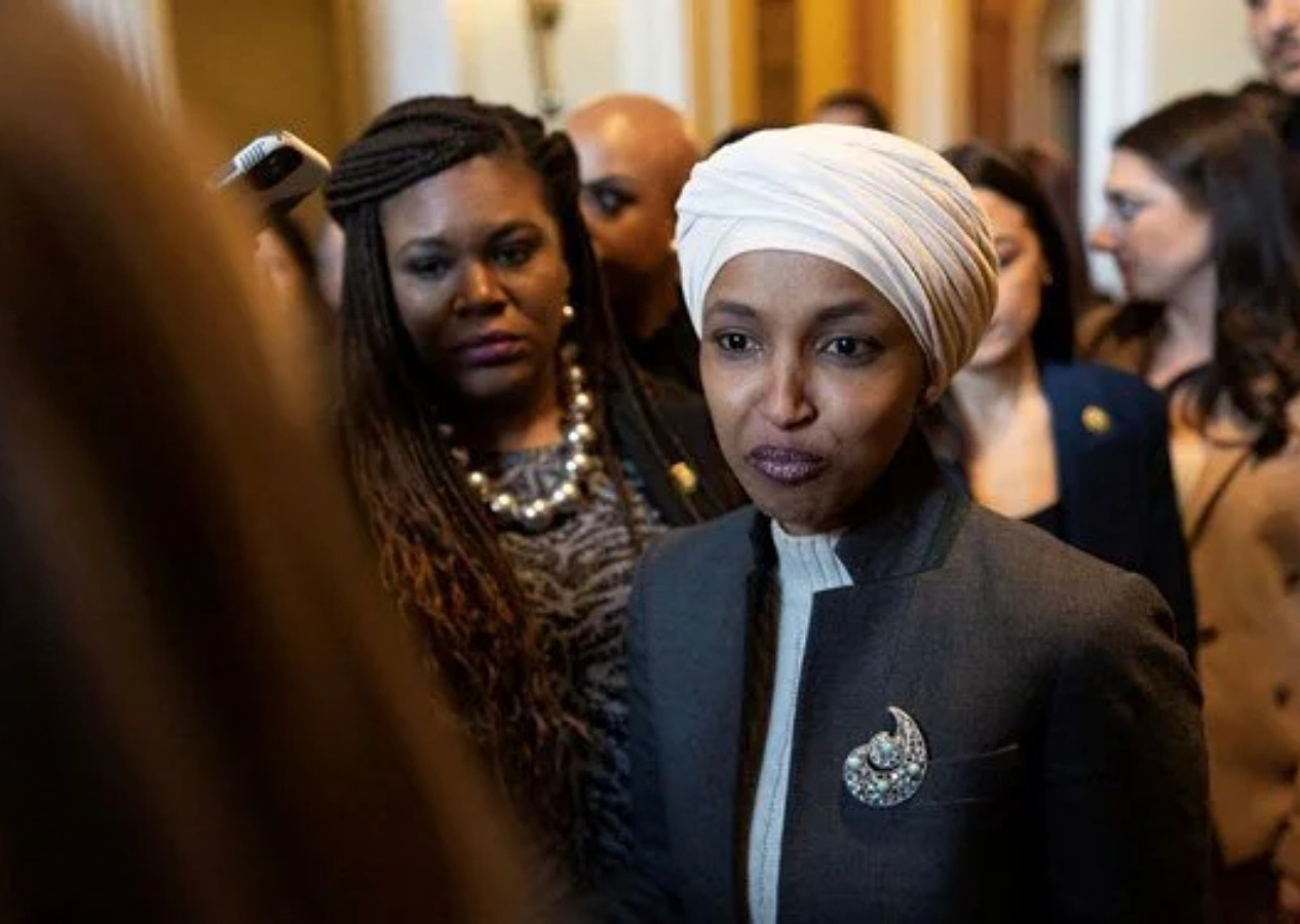 ABD'nin ilk başörtülü vekili İlhan Omar, İsrail'i eleştirdiği için meclis komitesinden ihraç edildi!