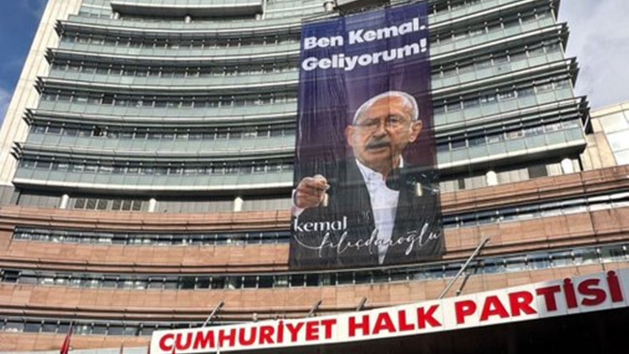 CHP Genel Merkezi'nde dikkat çeken pankart! 'Ben Kemal, geliyorum!'