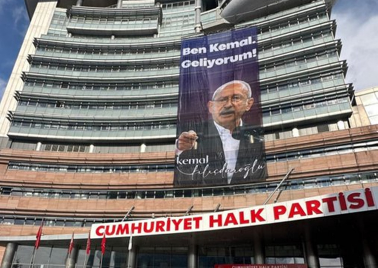CHP Genel Merkezi'nde dikkat çeken pankart! 'Ben Kemal, geliyorum!'