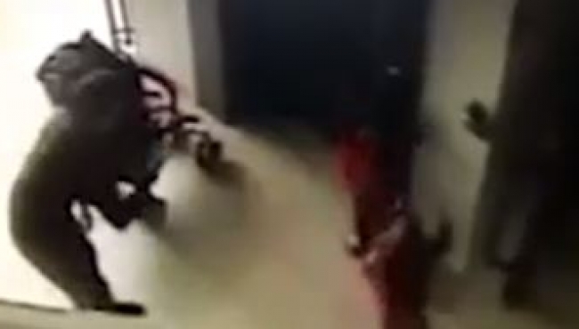 Küçük çocuk merdiven boşluğuna düştü!