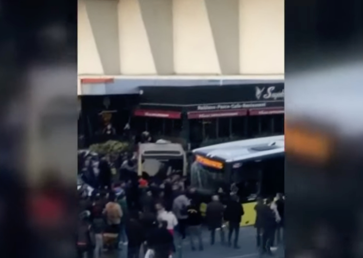 İstanbul'da feci kaza! İETT otobüsü durağa daldı