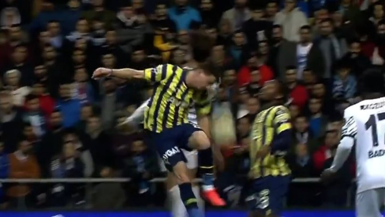 Adana Demirspor - Fenerbahçe maçında gol VAR'a takıldı!