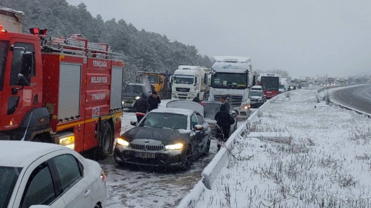 Anadolu Otoyolu'nun Bolu-Yedigöller mevkiinde trafik kazası! İstanbul yönünde ulaşım sağlanamıyor!
