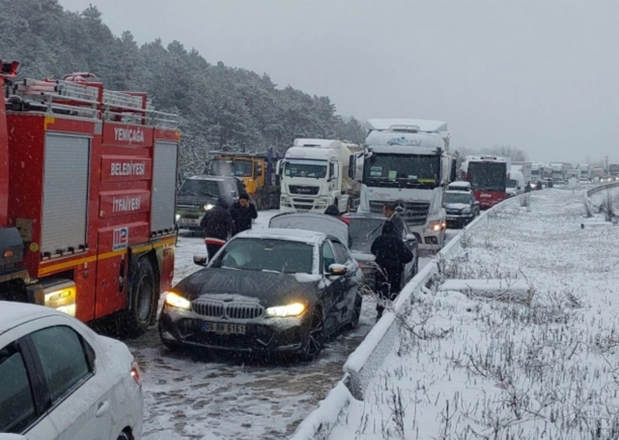 Anadolu Otoyolu'nun Bolu-Yedigöller mevkiinde trafik kazası! İstanbul yönünde ulaşım sağlanamıyor!