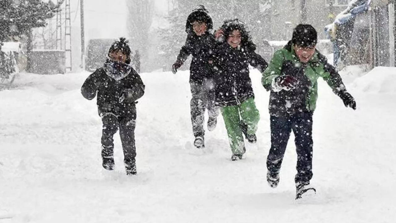 Yoğun kar yağışı sebebiyle 10 ilde eğitime ara verildi