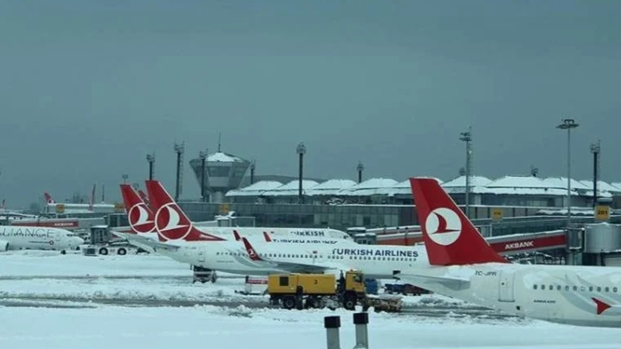 Hava ulaşımına kar engeli! THY İstanbul Havalimanı'ndan 238 uçak seferini iptal etti
