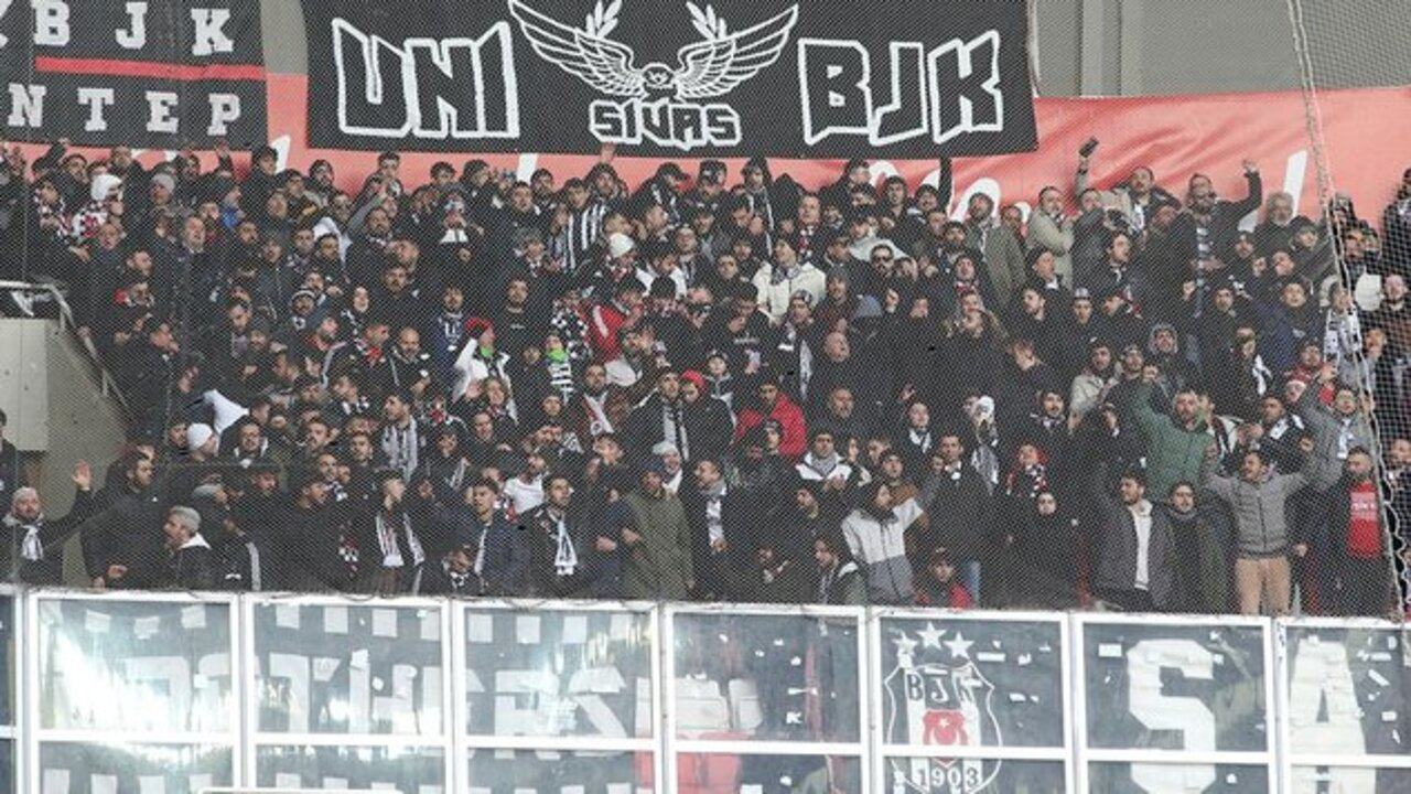 Beşiktaş kaynıyor! Taraftarından yönetime 'istifa' çağrısı...