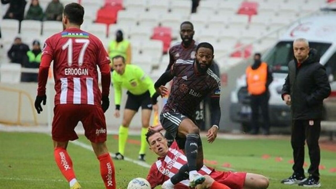 Sivasspor - Beşiktaş maçında dikkat çeken arma detayı!