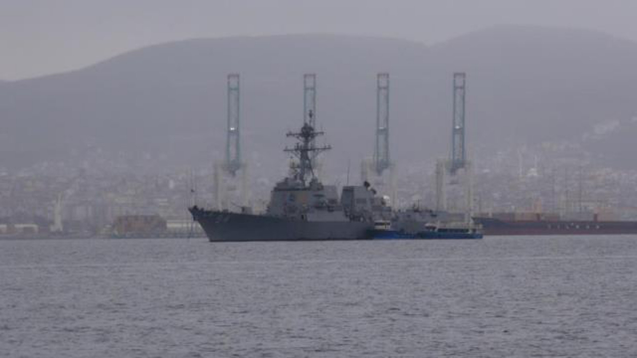 155 metre uzunluğundaki ABD savaş gemisi İzmit Körfezi'ne demir attı! 96 adet füze taşıyor...
