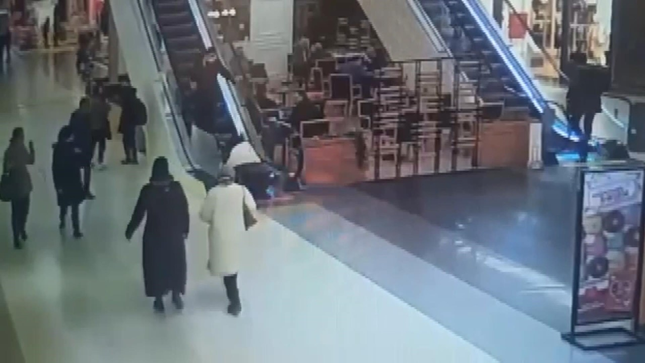 Küçük çocuğun ayağı yürüyen merdivene sıkışmıştı! Görüntüler ortaya çıktı