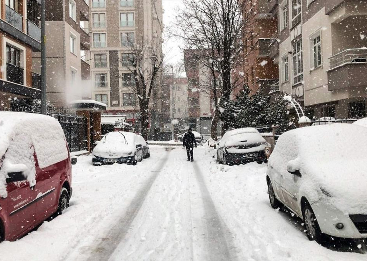 Beklenen kar yağışı başladı! İstanbul Valisi'nden flaş uyarı: 17.00'den itibaren trafiğe çıkmayın!