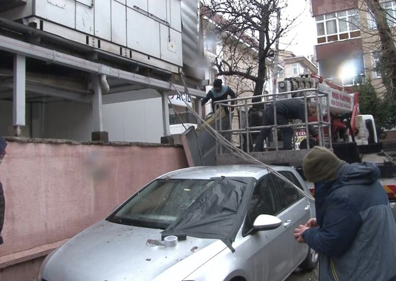 Bahçelievler’de fırtına hastanenin alüminyum panellerini uçurdu: 5 araç ağır hasarlı