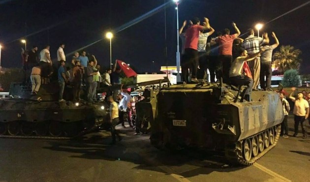Batı dünyası için İslam coğrafyasında demokrasi olmaması çok önemli...