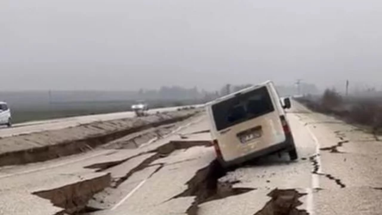 Depremin şiddeti gözler önünde! Hatay Havalimanı pisti yarıldı, araçlar asfalttaki dev yarıklara düştü