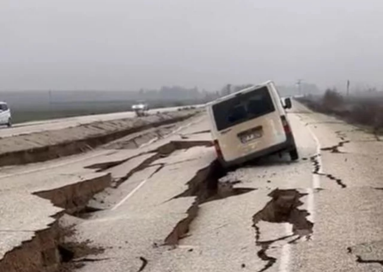 Depremin şiddeti gözler önünde! Hatay Havalimanı pisti yarıldı, araçlar asfalttaki dev yarıklara düştü