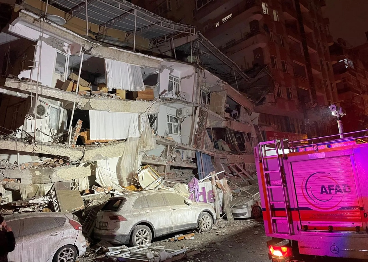 Kahramanmaraş'ta 7.4 büyüklüğünde deprem! Diyarbakır ve Malatya'da binalar yıkıldı