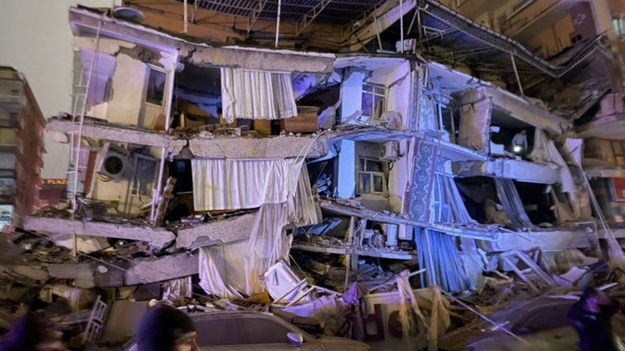 Türkiye'yi 7.4'lük deprem vurdu! Cumhurbaşkanı Erdoğan 9 ilin valisi ile görüşerek son durumla ilgili bilgi aldı!