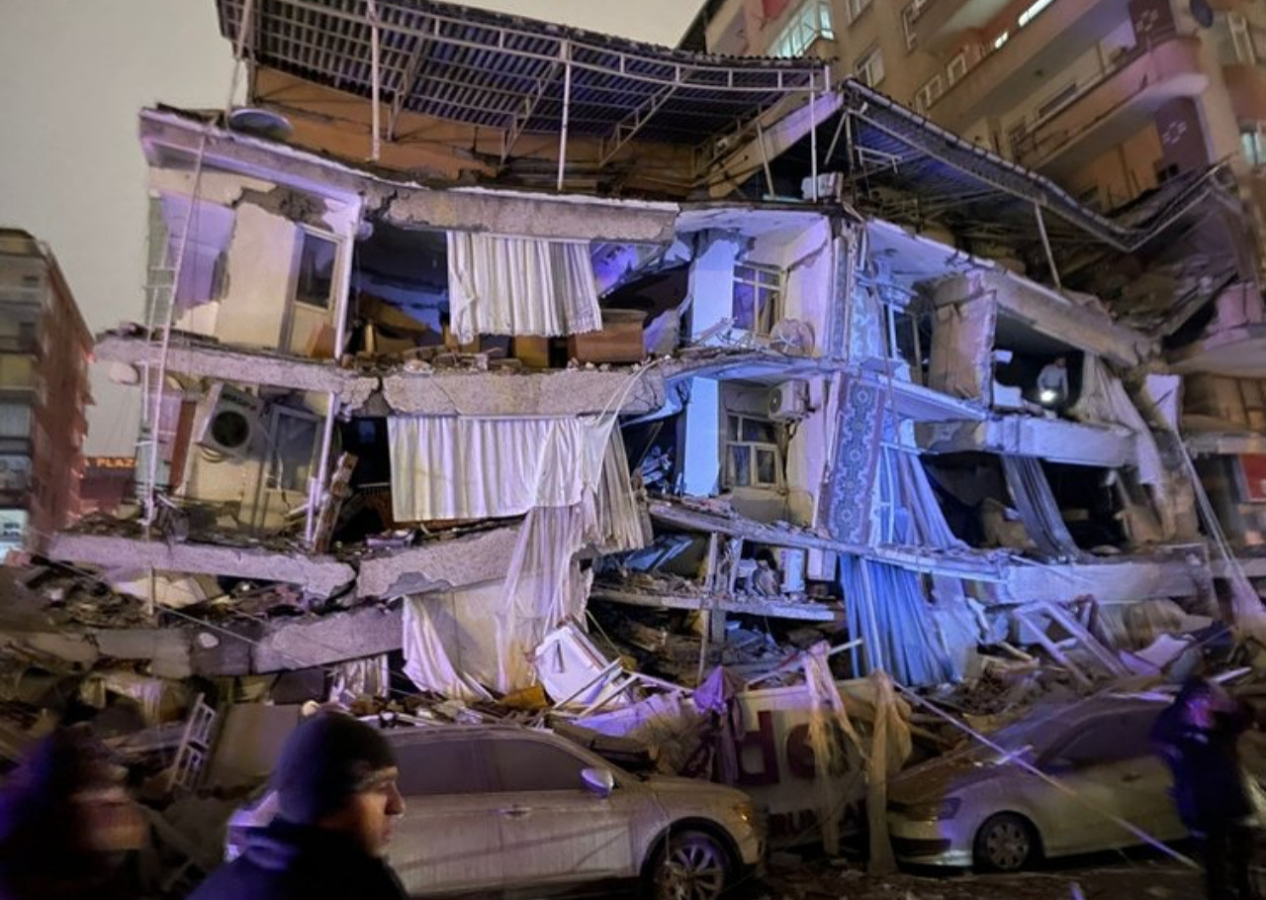 Türkiye'yi 7.4'lük deprem vurdu! Cumhurbaşkanı Erdoğan 9 ilin valisi ile görüşerek son durumla ilgili bilgi aldı!