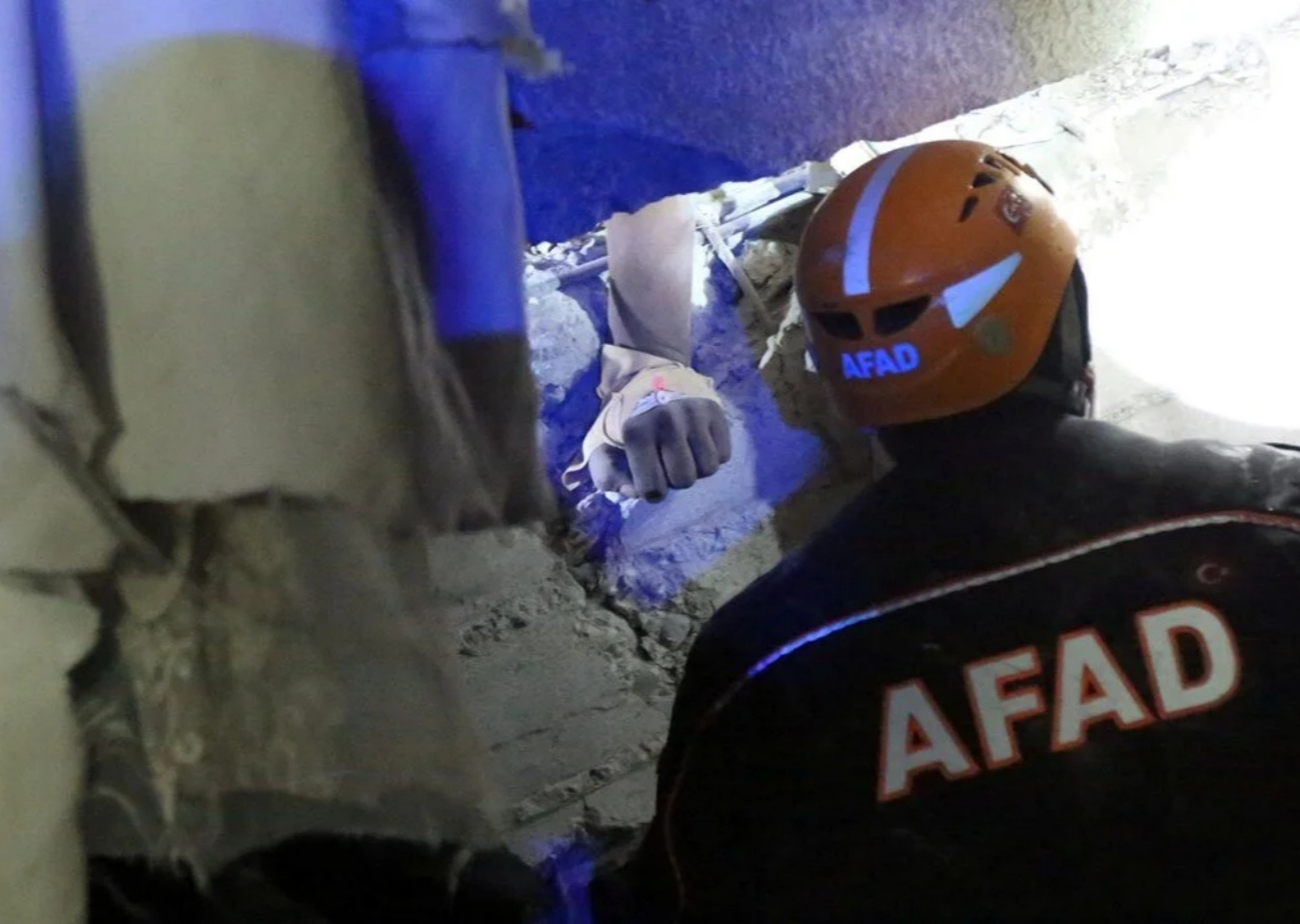 Türkiye'de 10 ilimizi vuran deprem dünya basınının manşetlerinde