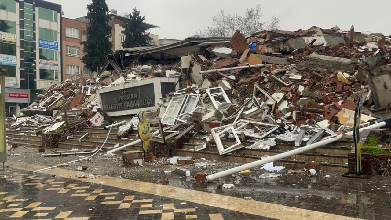 Adıyaman'da Belediye Başkanlığı binası yıkıldı!