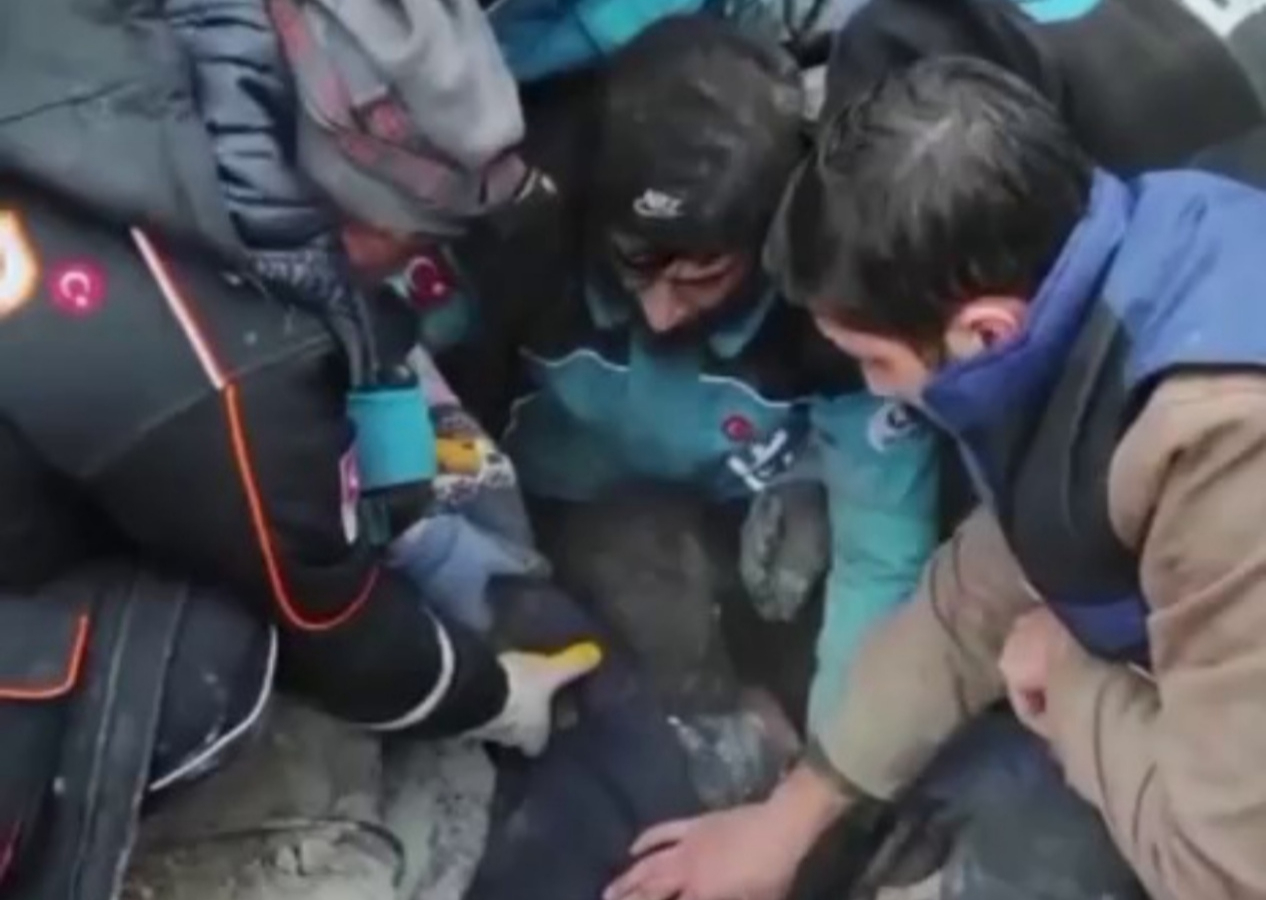 Şanlıurfa'da enkaz altında kalan kız çocuğu 8 saat sonra kurtarıldı! İşte o anlar