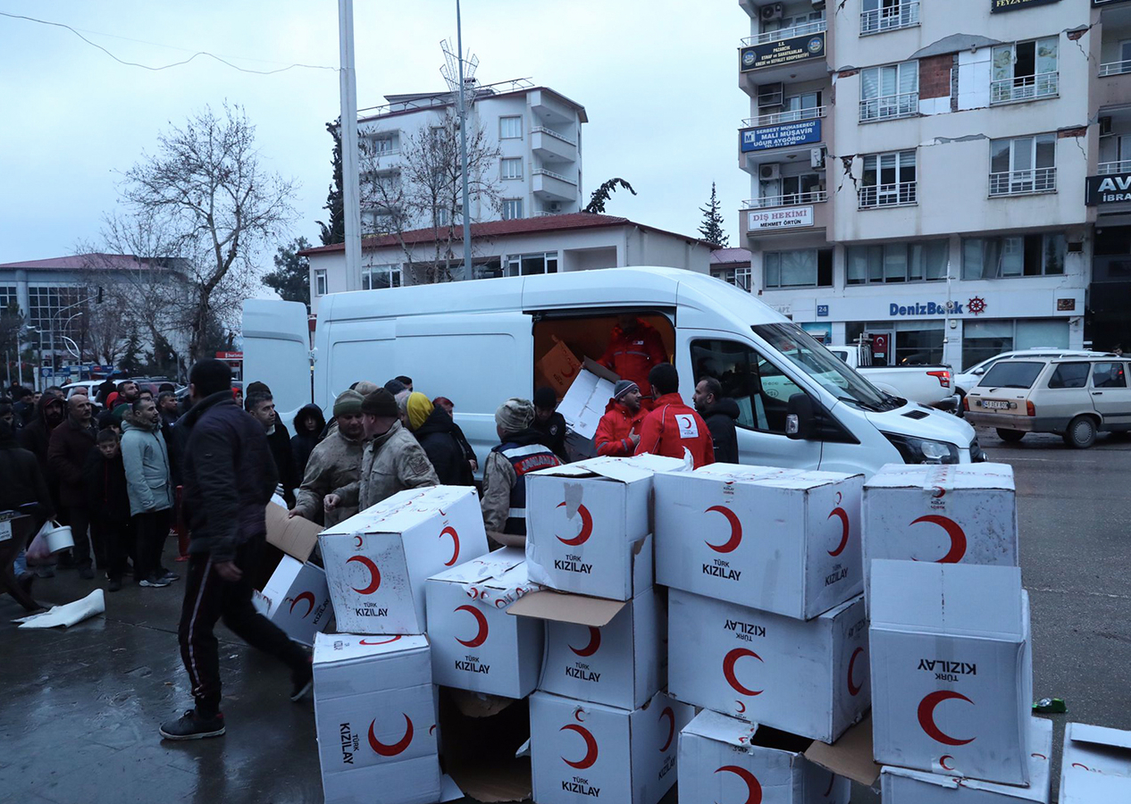 Kızılay'dan depremzedelere mobil mutfaklardan beslenme hizmeti!
