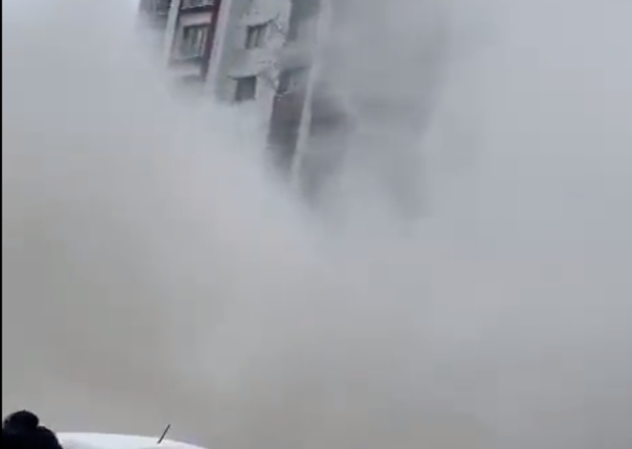 Binanın yıkıldığı anlar yürekleri ağza getirdi!