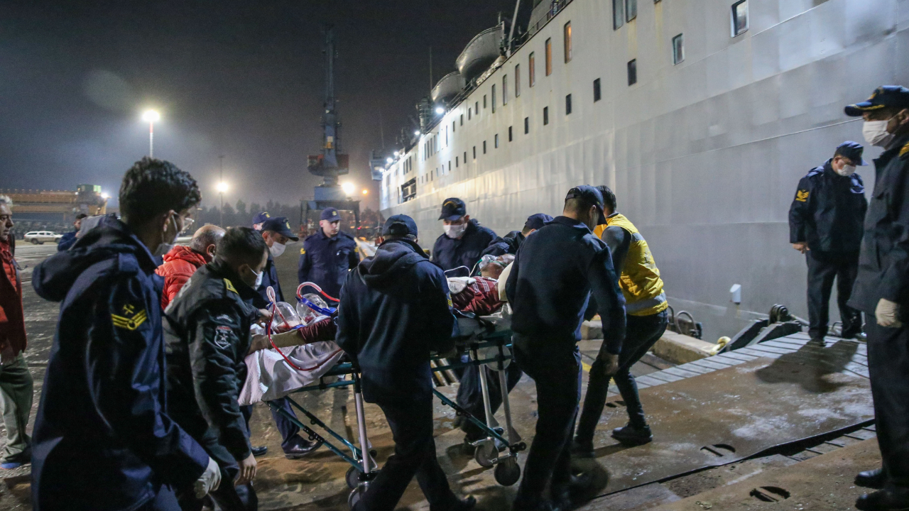 Depremzedeler TCG İskenderun gemisine alınmaya başlandı