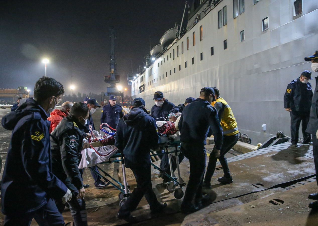 Depremzedeler TCG İskenderun gemisine alınmaya başlandı