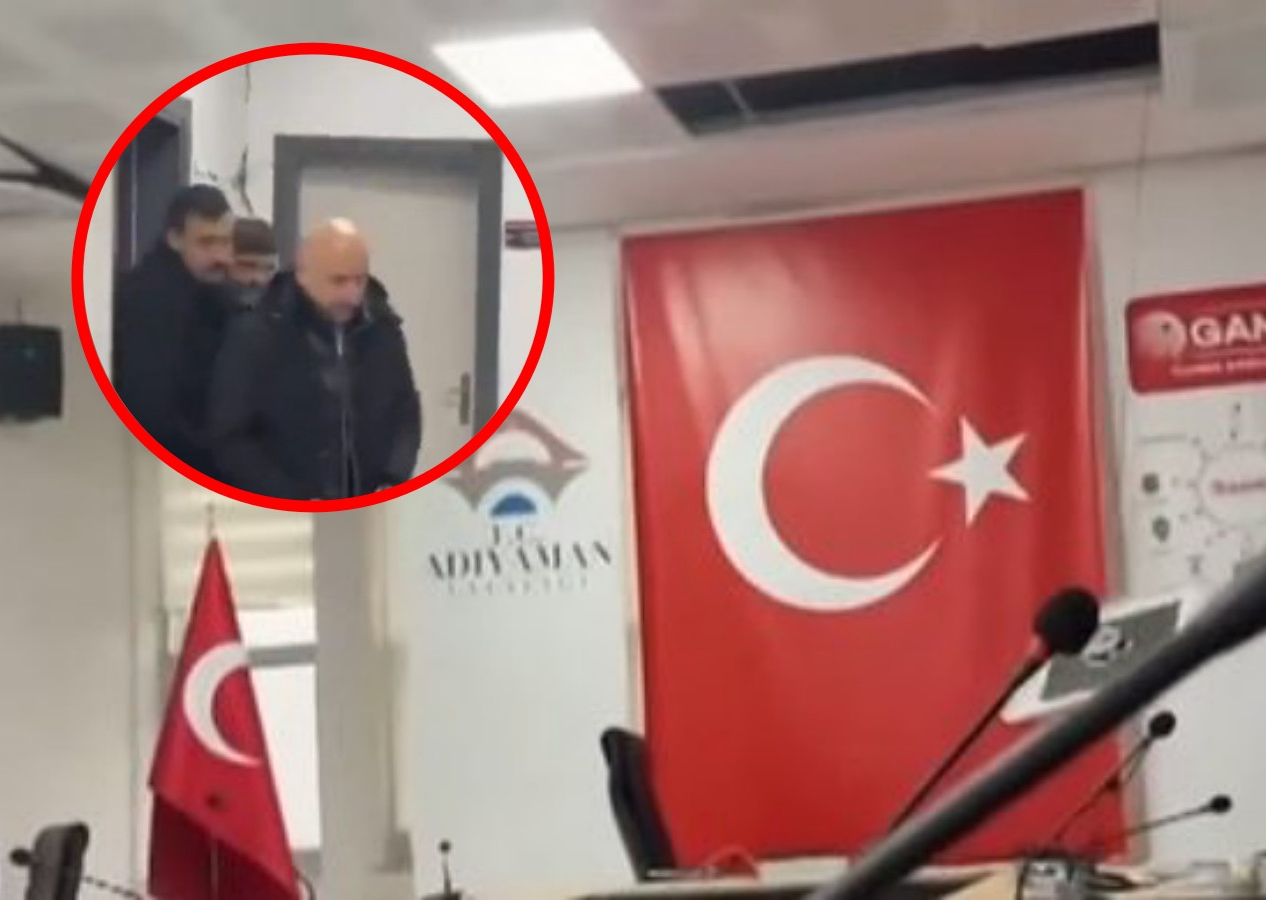 Ulaştırma ve Altyapı Bakanı Adil Karaismailoğlu basın toplantısında depreme yakalandı!