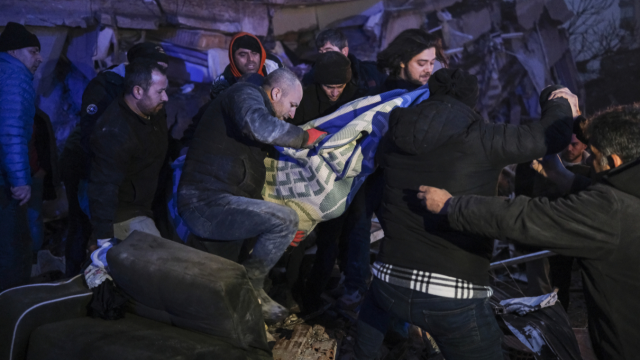 AFAD: 6 bin 445 kişi enkazdan çıkarıldı