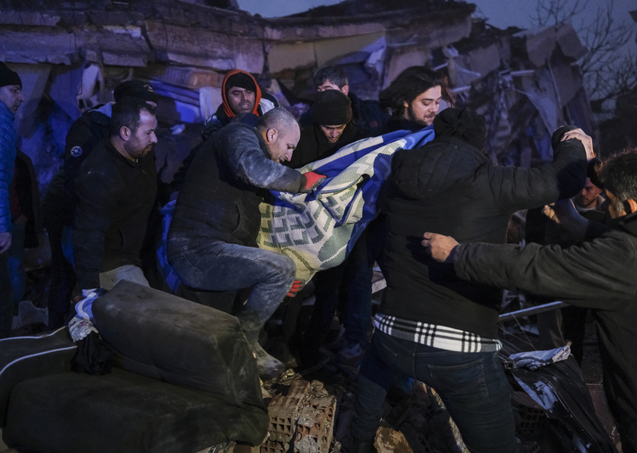 AFAD: 6 bin 445 kişi enkazdan çıkarıldı