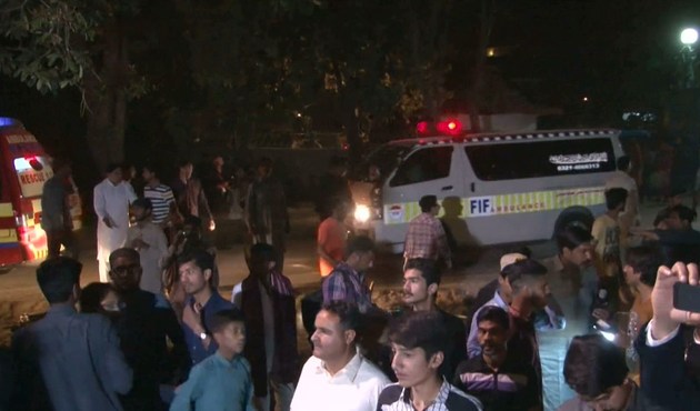 Pakistan'da polis aracına silahlı saldırı: 4 ölü...