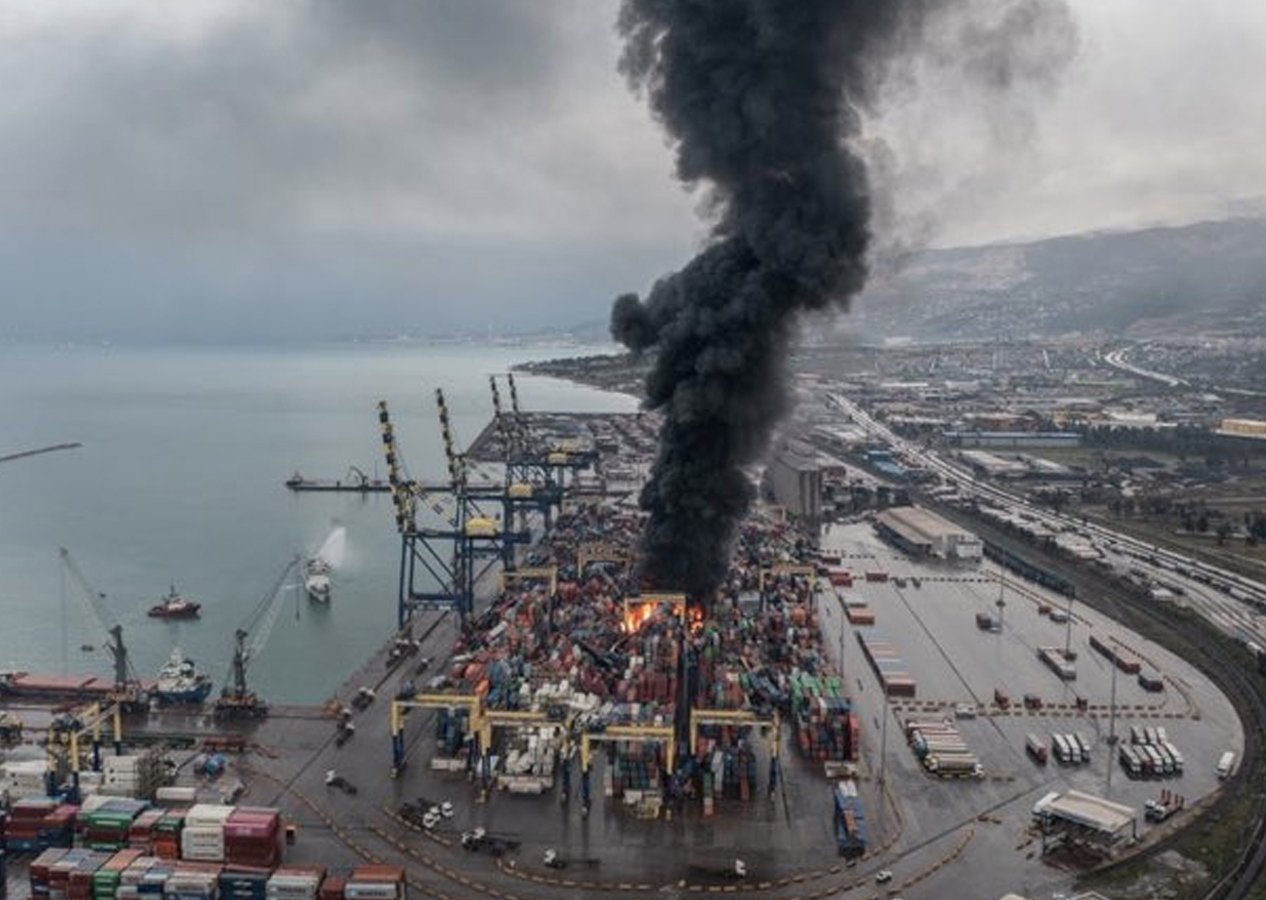 Deprem sonrası İskenderun Limanı’nda yangın çıktı