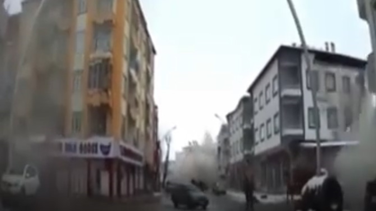 Deprem anı araç içi kameraya yansıdı! Binalar aynı anda yıkıldı