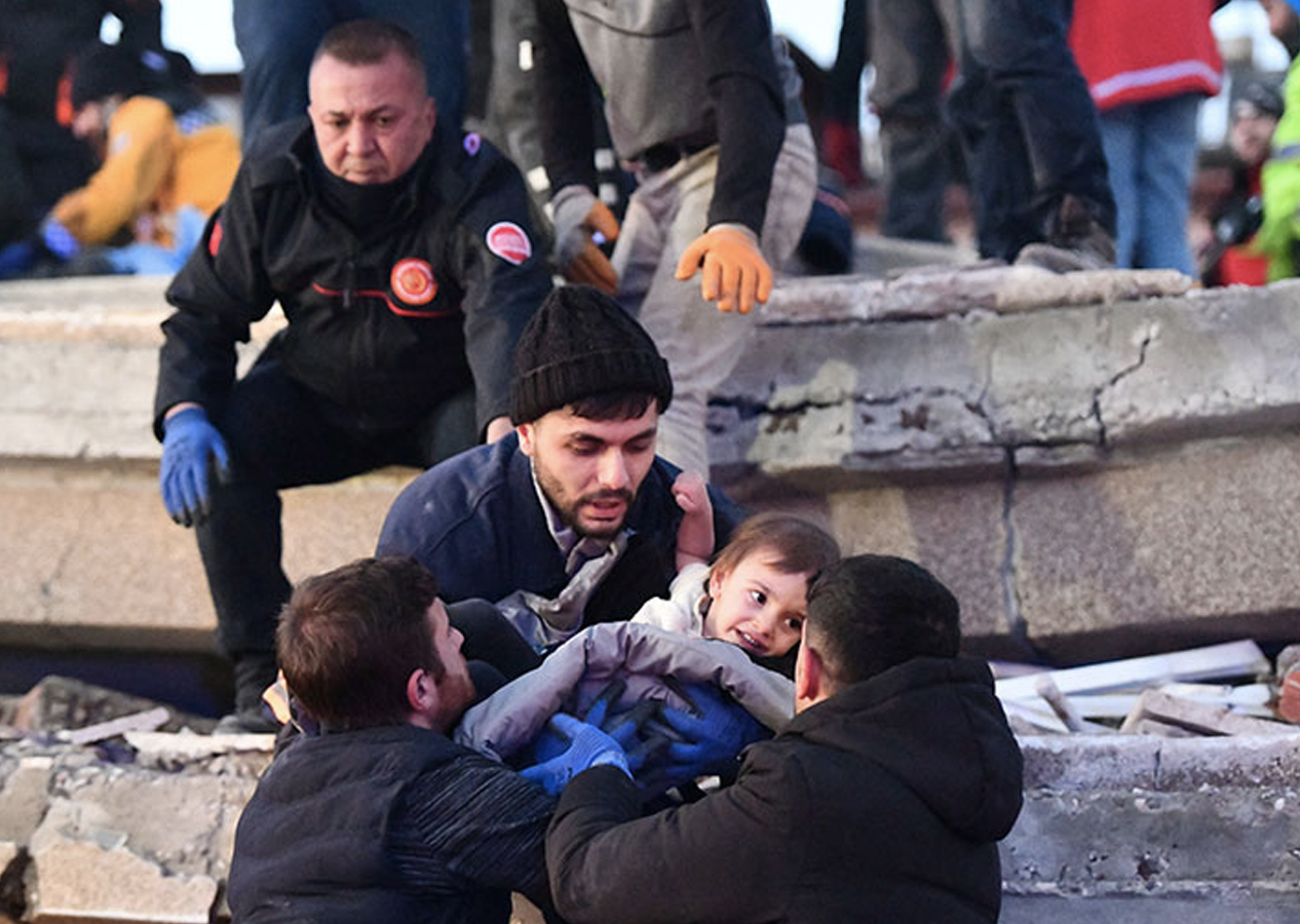 Gaziantep'te yıkılan binanın enkazından 40 saat sonra güzel haber: Bir çift ile ikiz bebekleri sağ kurtarıldı