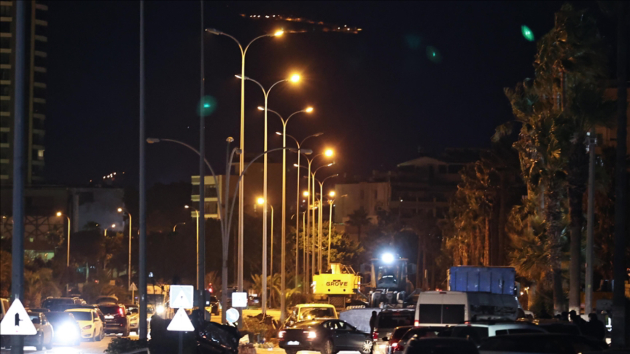Deprem bölgelerinde sokak lambalarına elektrik verilmeye başlandı